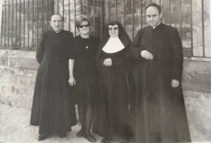 D. Antonio Sobrino con sus hermanas y D. Bernardo Gordo